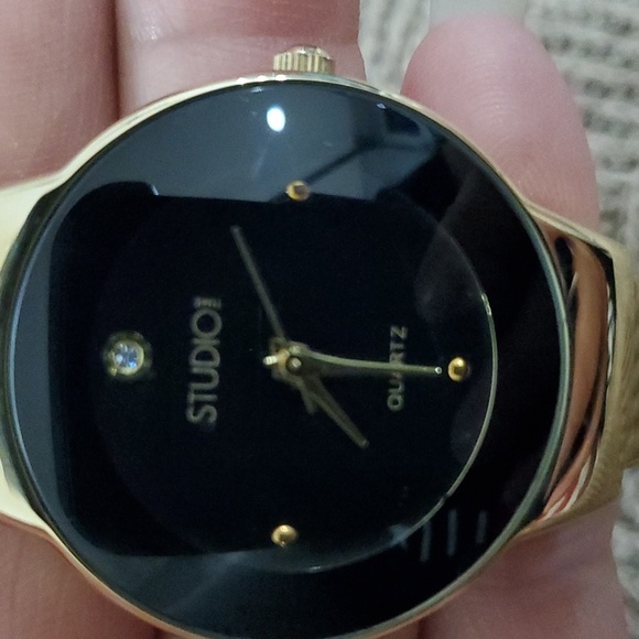 VINTAGE STUDIO TIME QUARTZ WATCH ROUND BLACK FACE GOLD CUFF HINGE BANGLE - Picture 6 of 6